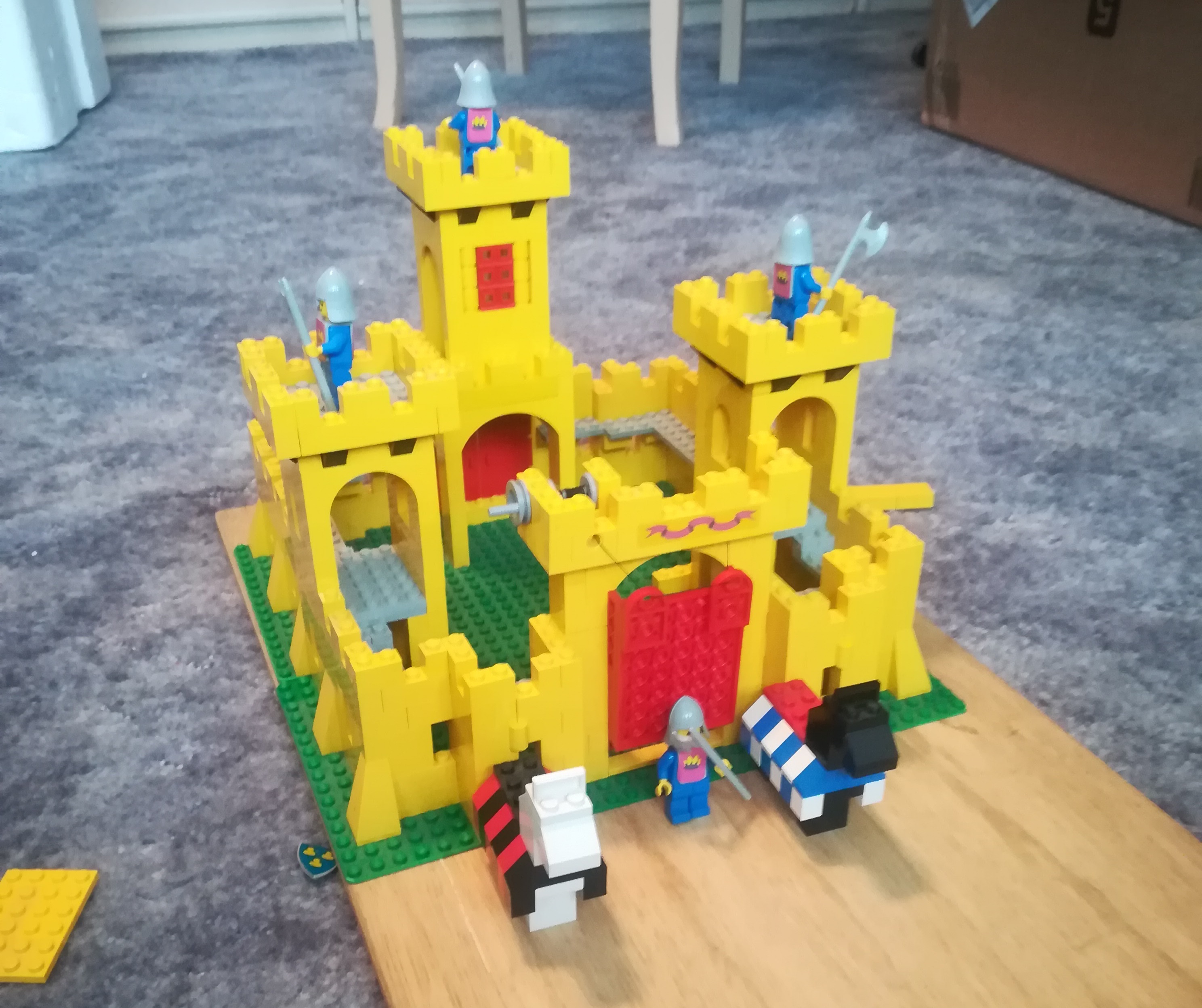 Gelbe Lego Ritterburg